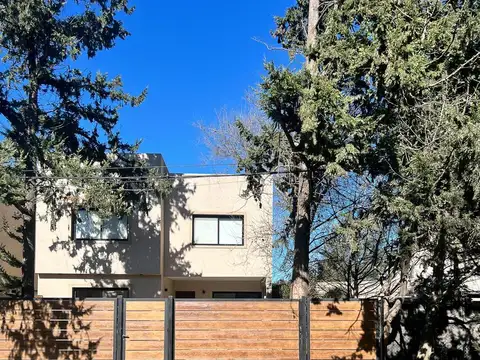 Casa 3 Habitaciones, 3 Baños, Pileta, Cochera. Gobernador Vera 5700 - Funes.