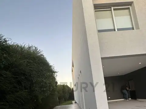 Casa 5 ambientes con 4 baños