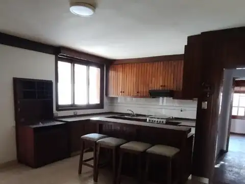 Casa 6 ambientes con 4 baños