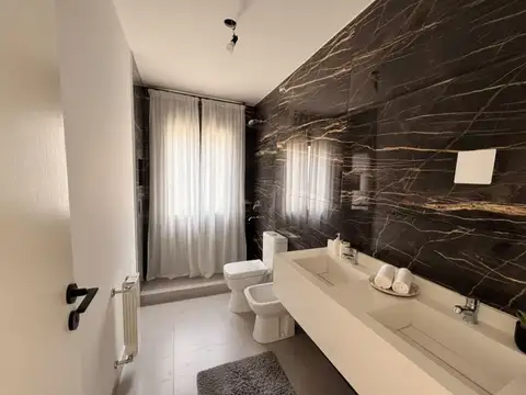 Almirante Guillermo Brown 100