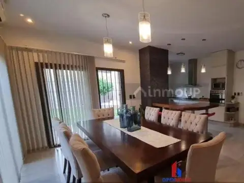 Casa en Alquiler con 4 cocheras