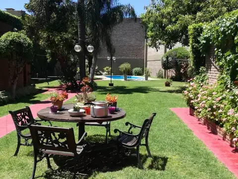 EXCELENTE CASA CHALET