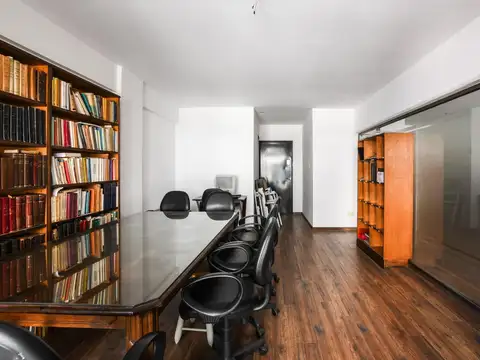 Amplia oficina a la venta en centro de la ciudad de Rosario Dorrego 1600