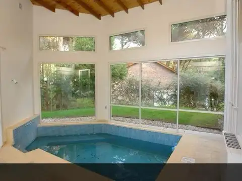 Hermosa casa en barrio tradicional de Carilo con pileta climatizada cubierta.