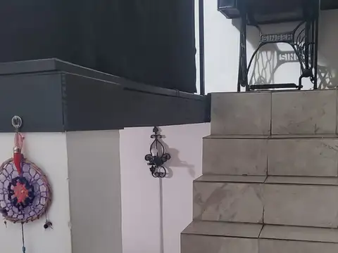 AMPLIA PELUQUERIA SOBRE AVELLANEDA.