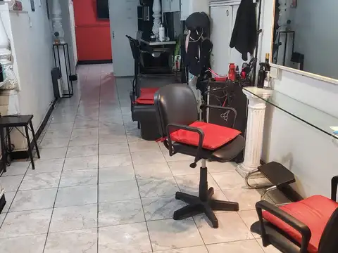AMPLIA PELUQUERIA SOBRE AVELLANEDA.