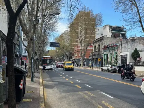 PH DE 3 AMB 70 M 2  AV CASEROS Y JUJUY  A METROS DEL SUBTE