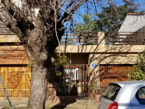 EN VENTA EN CIUDAD JARDIN CHALET SOBRE LOTE DE 10X21 CON 150 M2 CUBIERTOS, 3 DORMITORIOS- FICHA 7732