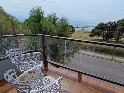 Depto de tres ambientes, balcón a la calle. Vista al mar.