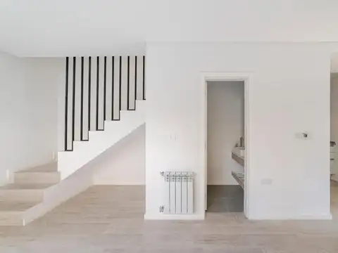 Casa en Housing 3 dorm 3 bños 2 cocheras Nuevo Poeta Lugones