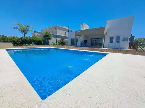 VENTA CASA 4 AMBIENTES A ESTRENAR. BARRIO SAN LUCAS. PILETA. 3 COCHERAS. PARRILLA