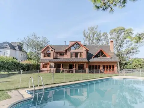 CASA 6 AMBIENTES VENTA EN 2 LOTES CON PISCINA