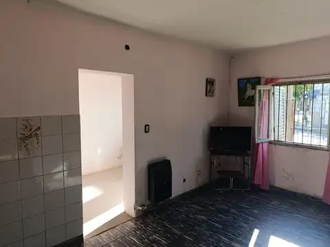 VENTA/CASA/2 DORMITORIOS/COCHERA/ESQUINA/SERVICIOS