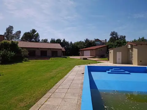 Casa venta en Barrio Parque Golf, vista abierta al golf