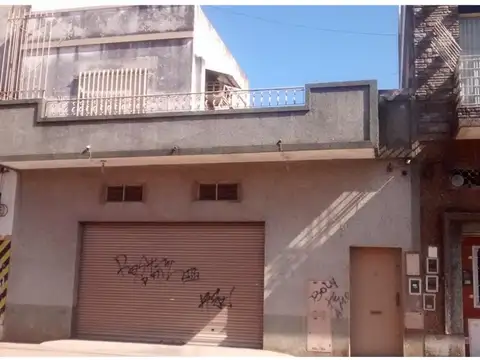 Galpón interno con local de ventas y vivienda en planta alta.