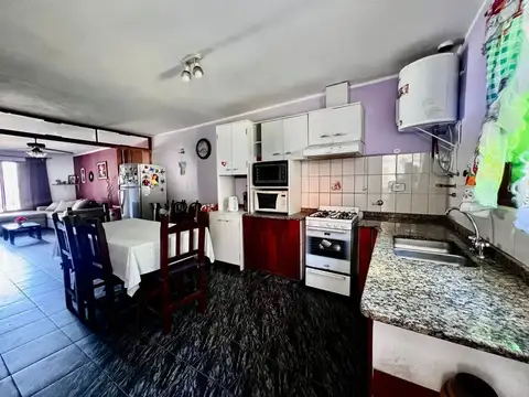 VENTA  CASA 2 DORM BARRIO  PARQUE  LICEO TERCERA