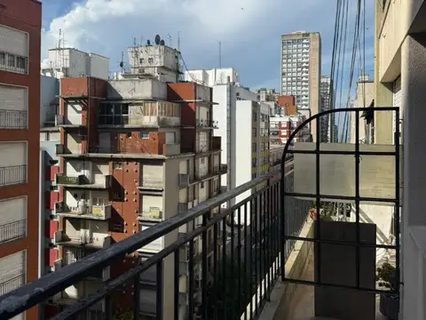 Departamento de 1 ambiente con balcón a la calle