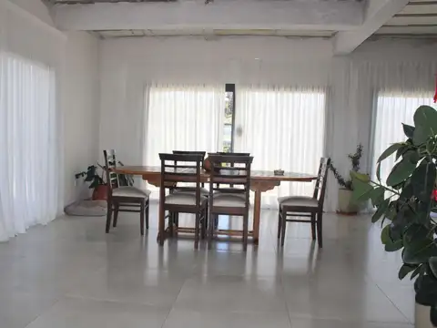 Casa 6 ambientes con 3 baños