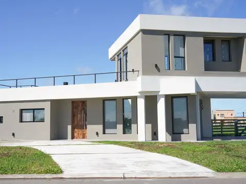 Casa 5 ambientes con 2 baños