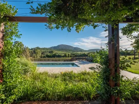 Campo en Piriapolis sobre la ladera del cerro Pan de Azucar