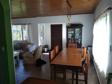 Casa estilo campo. tiene living comedor, 3 dormitorios( 1 en suite) cocina, 2 baños, quincho,
