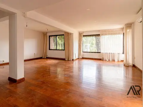 Casa en alquiler 4 dormitorios y 3 baños c/ 2 cochera en Carrasco