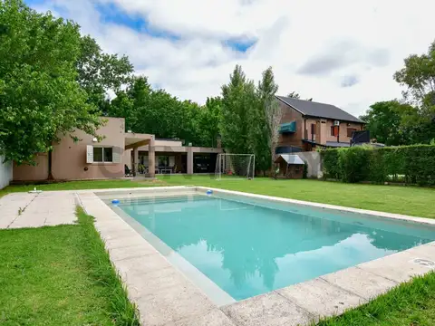 CASA EN VENTA CITY BELL 3 DORMITORIOS PILETA