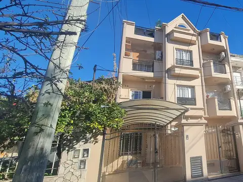 PH, todo plata baja, 2 ambientes con cochera y fondo, excelente 