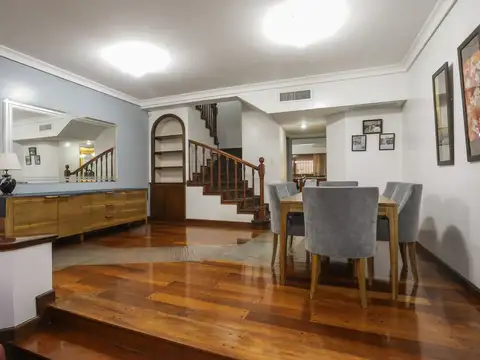 VENTA CASA 5 AMBIENTES CON COCHERA - PERMUTA