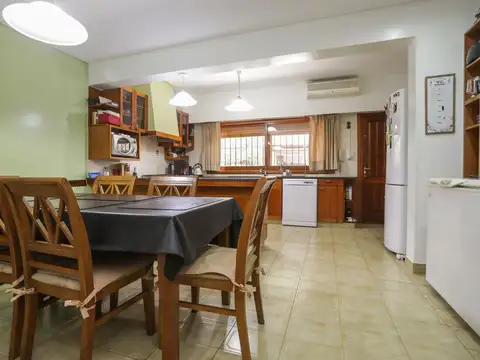 VENTA CASA 5 AMBIENTES CON COCHERA - PERMUTA