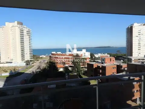 Lindo departamento en excelente zona a metros de Playa Mansa. Amenities.