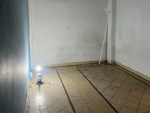 Excelente local en edificio de categoría con vivienda