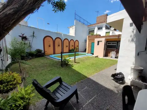 Excelente Chalet de estilo Californiano con Cochera, Patio, Quincho y Piscina.