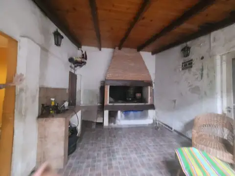 EN VENTA CASA Y DEPARTAMENTO INTERNO PARANA 900