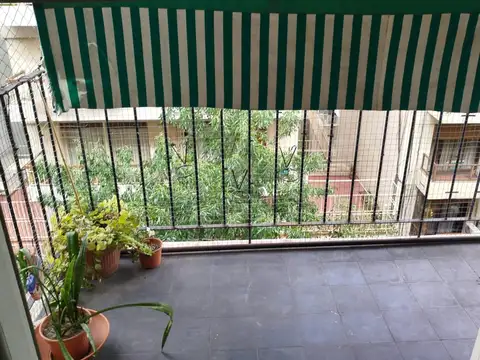 Dos ambientes al frente con balcon