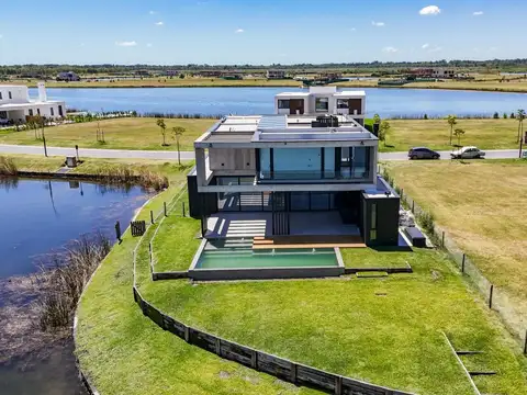 Casa 9 ambientes con 7 baños