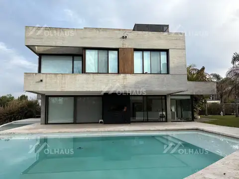 Casa 8 ambientes con 7 baños