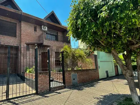 VENTA CASA 4 AMBIENTES VILLA MAIPU CON JARDIN Y COCHERA A METROS DE AV. ILLIA