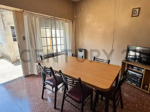 VENTA CASA 4 AMBIENTES VILLA MAIPU CON JARDIN Y COCHERA A METROS DE AV. ILLIA