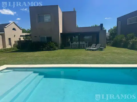 Casa con pileta en dos plantas Canton PG