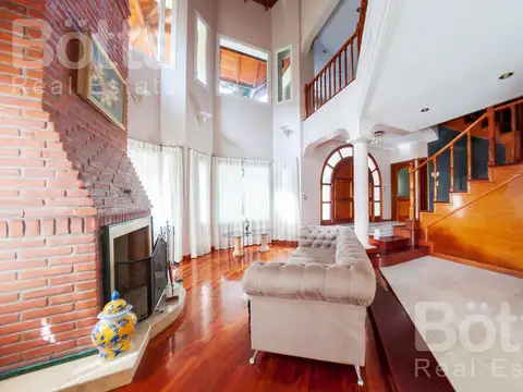 Casa en Venta con 3 cocheras
