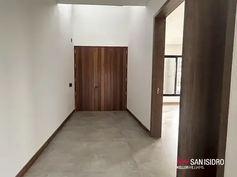 Casa en Alquiler con 2 cocheras