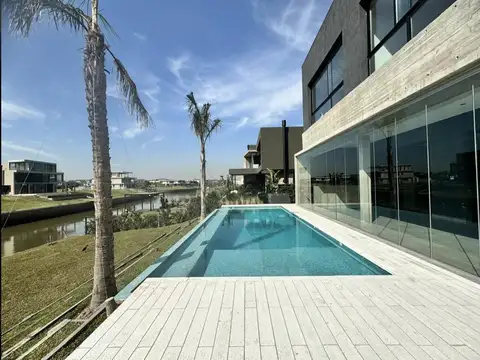 Casa en El Yacht  con 4 dormitorio, escritorio, playroom y cochera cerrada. Disponible desde 1/11/25