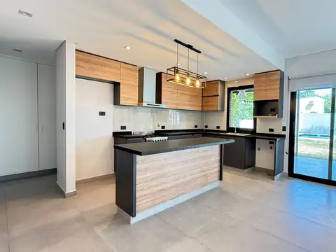 Casa 4 ambientes con 2 baños