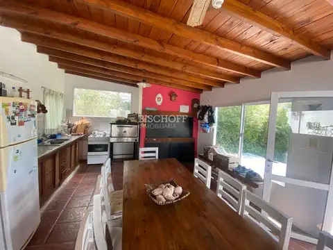EXCELENTE CASA DE 5 AMBIENTES CON COCHERA DOBLE, QUINCHO Y PISCINA