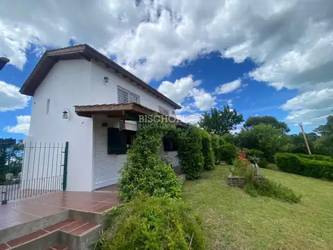 EXCELENTE CASA DE 5 AMBIENTES CON COCHERA DOBLE, QUINCHO Y PISCINA