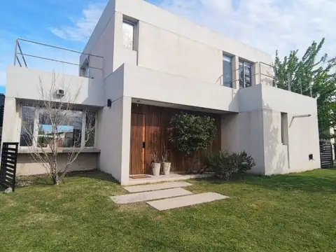 Casa en venta c/ cochera en Pilar del Este