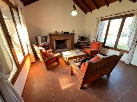 CHALET 4 AMBIENTES CON QUINCHO Y PISCINA.COLINA ALEGRE