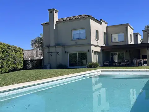 RESERVADA. Casa en venta con gran jardín, piscina y galería en barrio cerrado Las Orquídeas