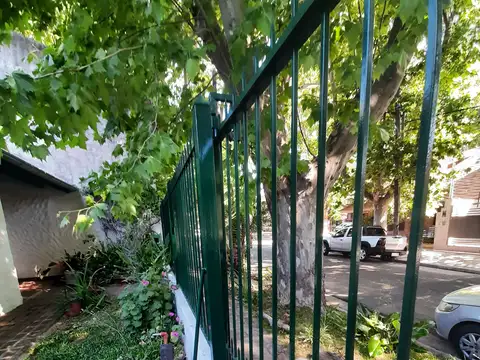 Unico ! Casa en alquiler en Parque Cisneros 3 dormitorios   cochera fondo apto mascotas excelente